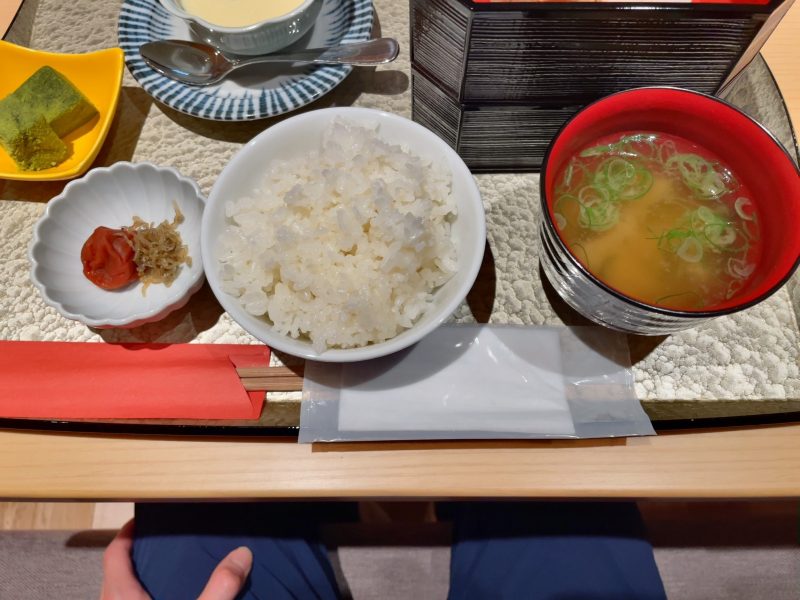 ホテルセンレン京都東山清水のご飯、味噌汁、小魚、梅干し