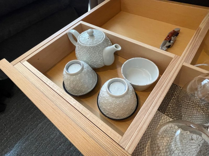 ヴィラ三条室町・京都の急須、ティーバックトレイ、茶碗、コルクスクリュー