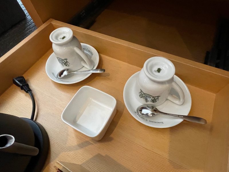ヴィラ三条室町・京都のイノダコーヒーがデザインされたコップとティーバックトレイ