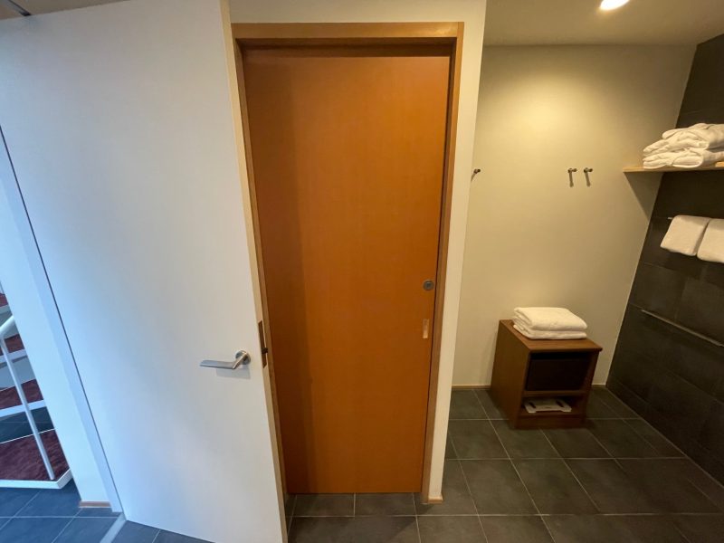 ヴィラ三条室町・京都の1階トイレの扉