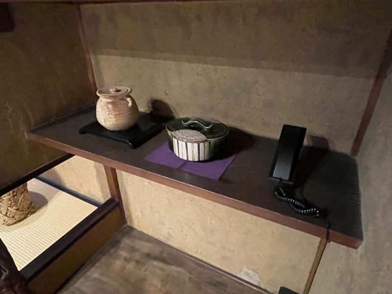 Nazuna京都御所の天袋下にある電話と壺