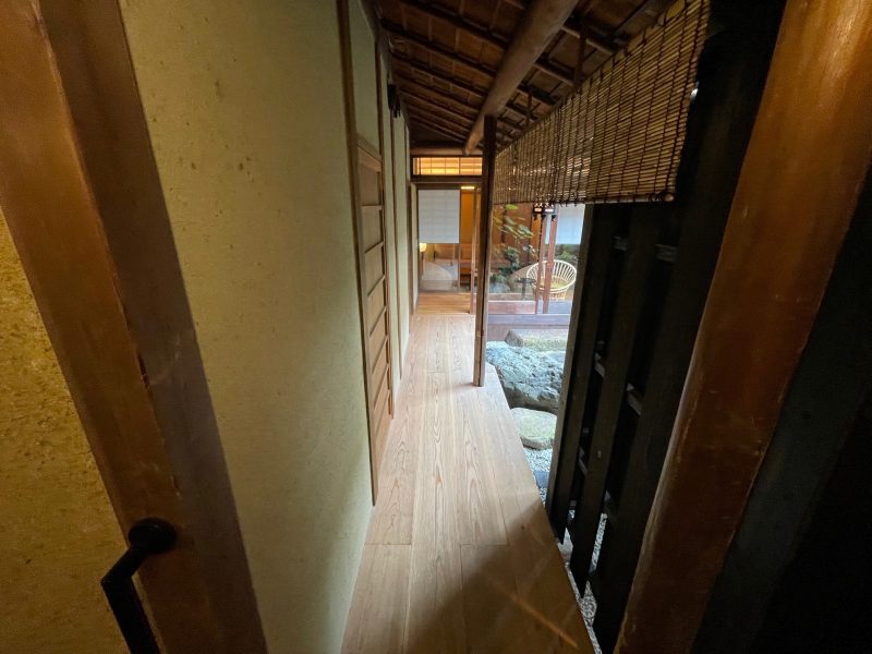 Nazuna京都御所の客室左側の廊下