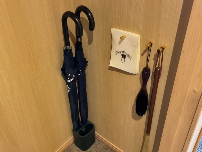 ホテルアルザ京都の靴ベラ、洋服ブラシ、傘