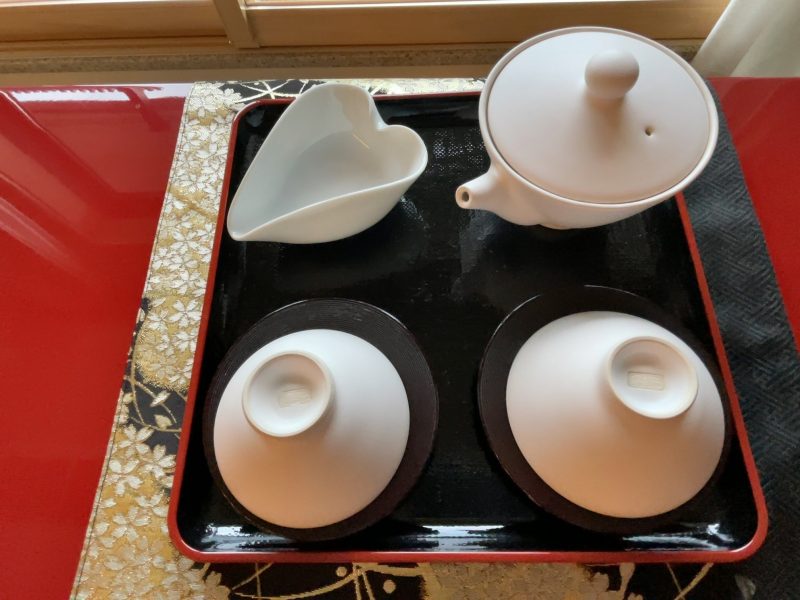 ホテルアルザ京都の急須、茶碗、ティーバックトレイ