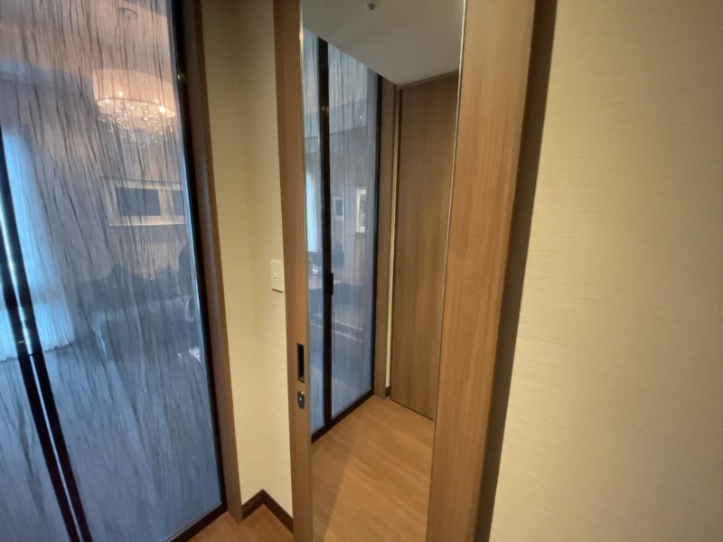 ストリングスホテル名古屋の入口付近鏡
