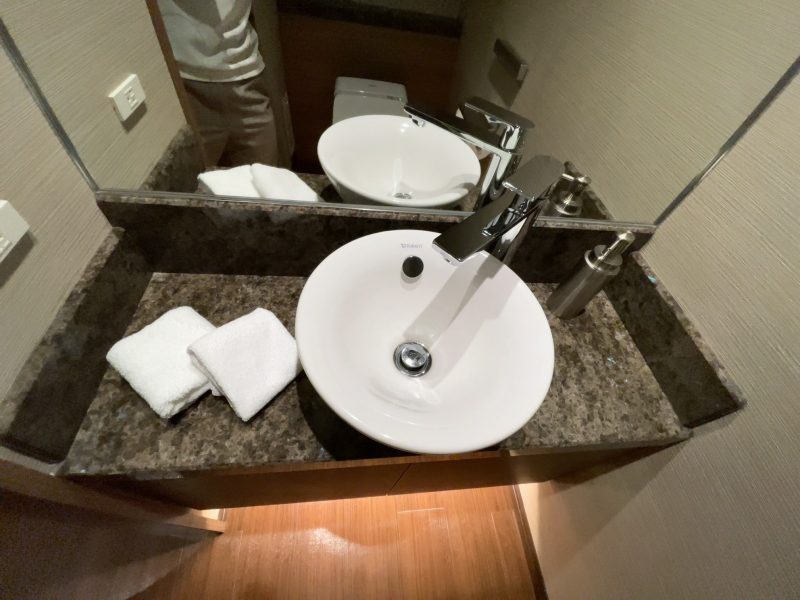 ストリングスホテル名古屋のトイレ洗面台周り