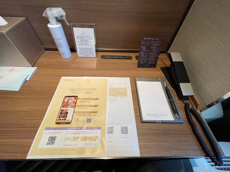 ストリングスホテル名古屋の消臭剤、フロントにつながる電話、メモ帳、ボールペン