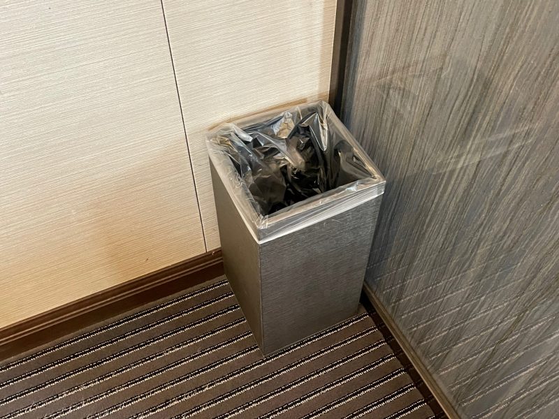 ストリングスホテル名古屋の寝室のゴミ箱