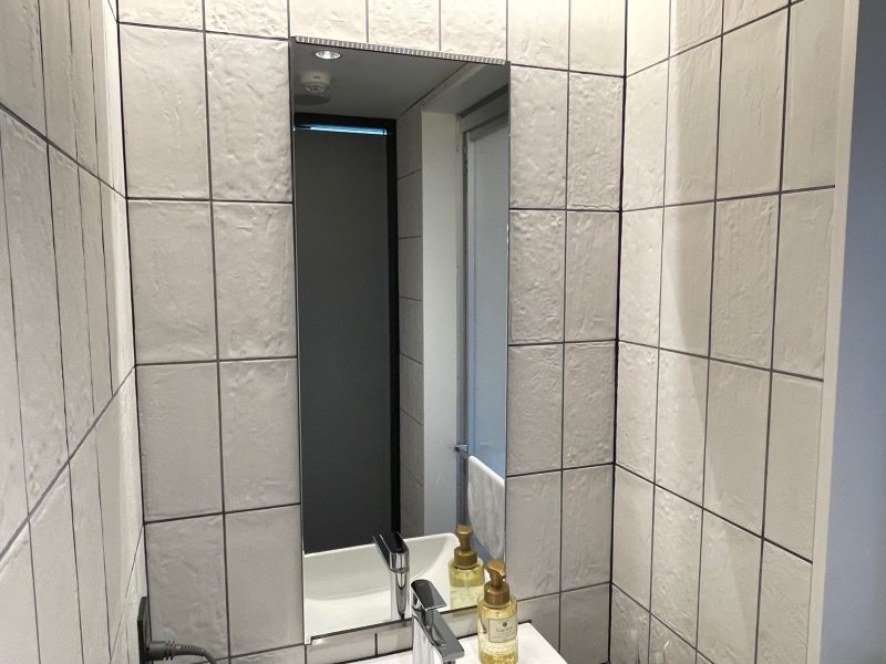 ホテルアンドルームス名古屋栄の洗面所鏡