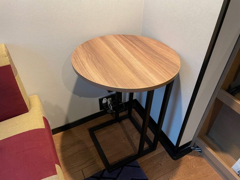 ホテルリソル名古屋の木製の丸テーブル。