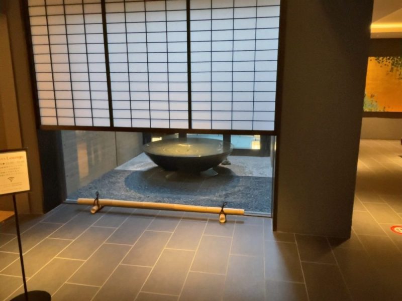 ホテルビスタプレミオ京都和邸の雪見障子と水盤