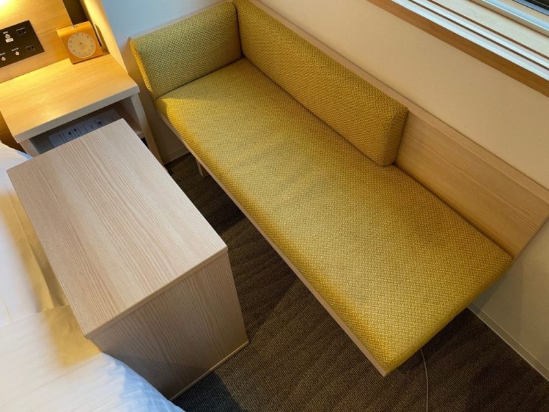 ホテルビスタプレミオ京都和邸のソファーとサイドテーブル