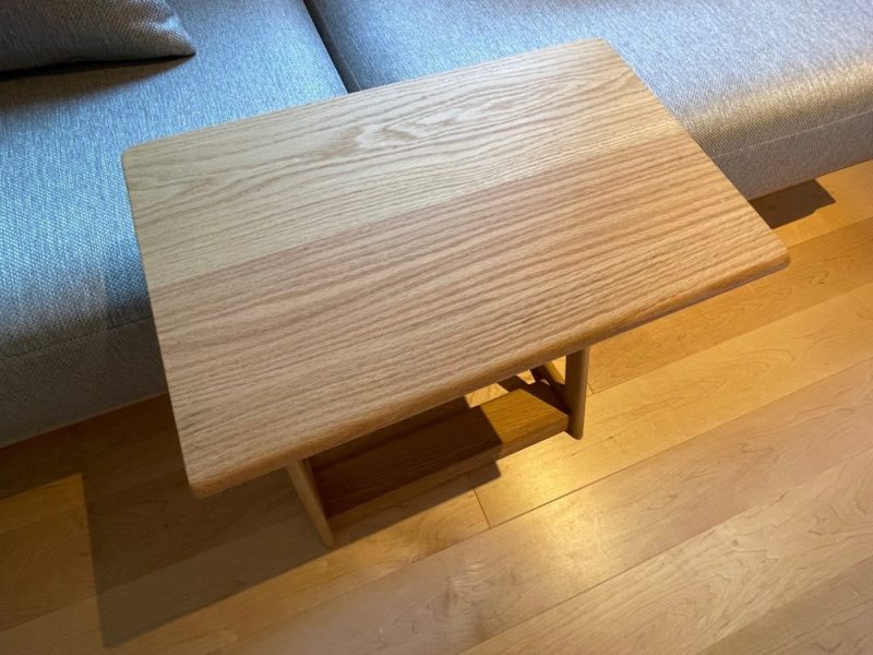 アゴーラ京都烏丸の木製テーブル