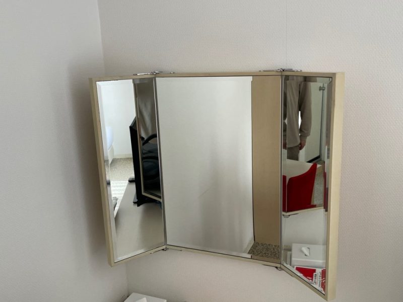 ハミルトンホテル-レッド-の三面鏡