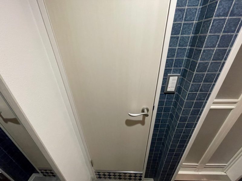 ホテルプリズムのトイレ扉